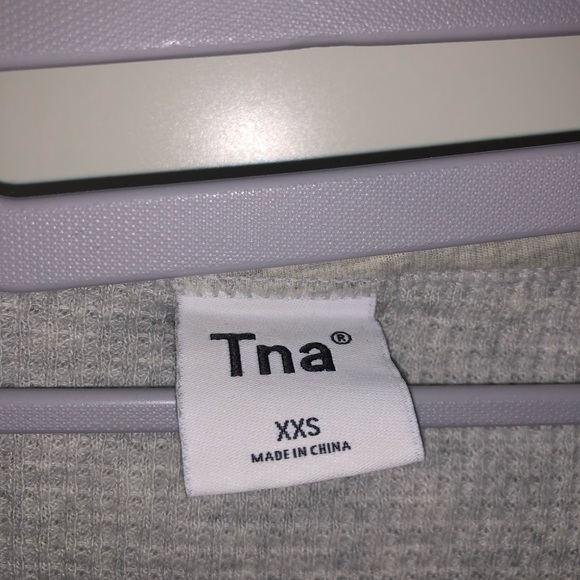 Aritzia TNA Waffle Grey Crop TSHIRT ✨ - Picture 3 of 5